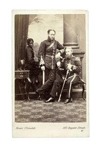 Ufficiali con un ragazzo, Londra, 1870s